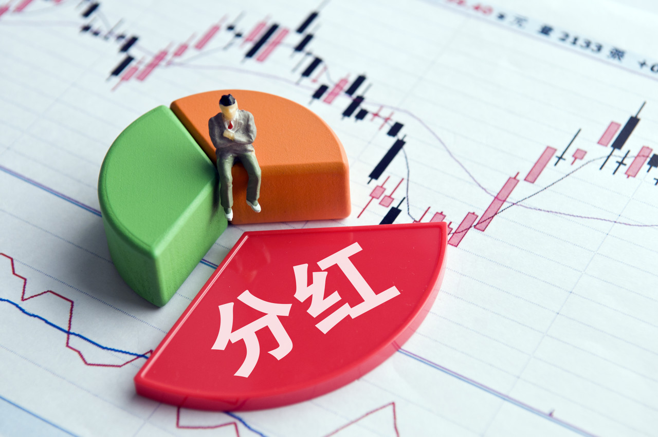 实控人低价分股票又收大红包 利益输送？